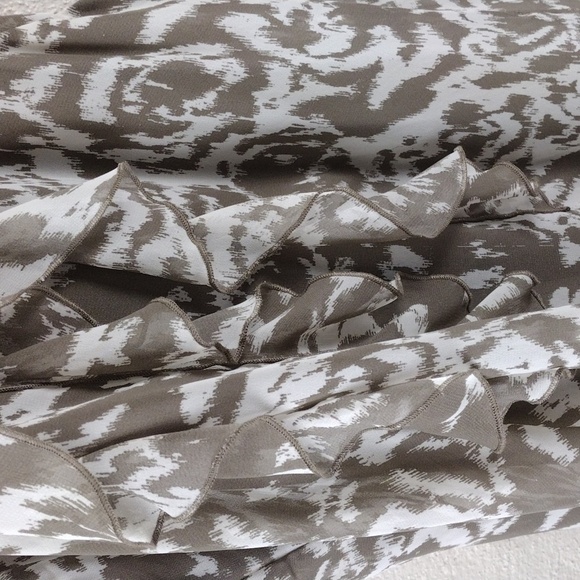 Ann Taylor Taupe Ruffle Geometric Pattern Sleeveless Keyhole Tie Back Summer Top - Picture 4 of 12